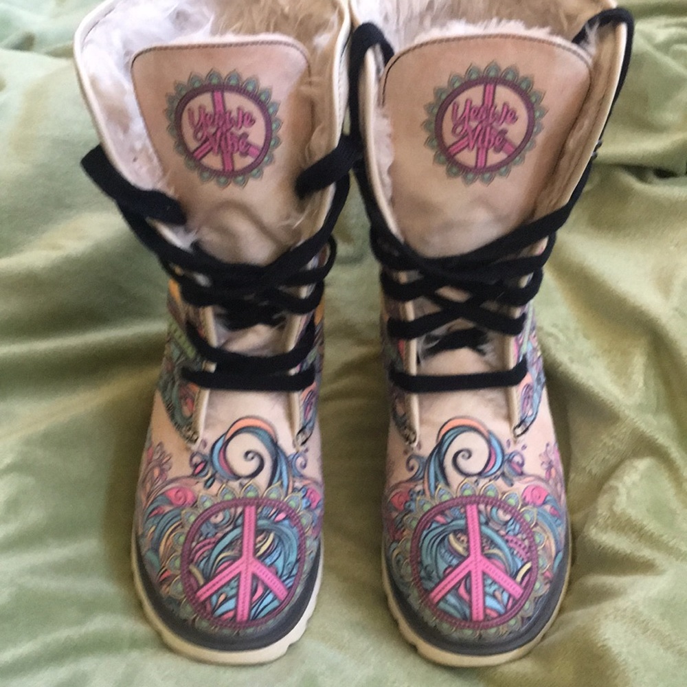 “Yes We Vibe” lace up boots